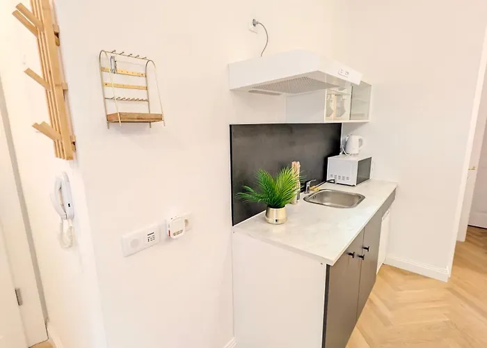 Modern Close To Subway & Vineyards Go10